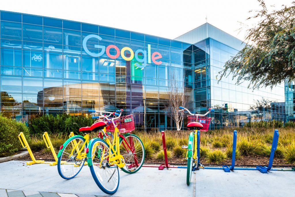 Офис Google с фирменными велосипедами как пример корпоративной культуры компании